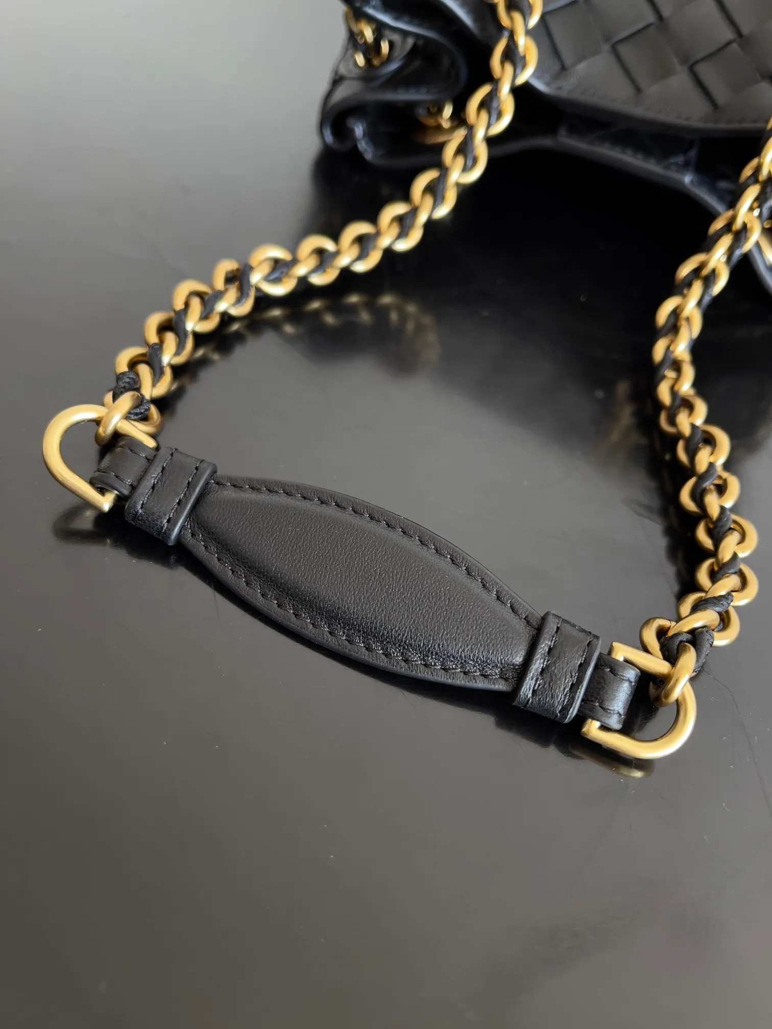 Batch 1860 BV’s new chain parachute bag is a new fashion star. I often hear that bags with metal chain straps are very heavy, but this new parachute bag is equipped with an extremely lightweight chain strap, which makes it light, comfortable and comfortable to carry. The actual effect of carrying it on the upper body is really charming! The classic lambskin braid and the Muse brass chain upgrade the entire bag to a new level. The opening of the bag has a magnetic buckle design, which is full of safety. I believe many friends have been waiting for it for a long time. The metallic chain adds more sophistication to the original softness and elegance. The collision of classic craftsmanship and decent and generous creates a different beauty! Style number: 817175 Size: 21*17*16.5cm